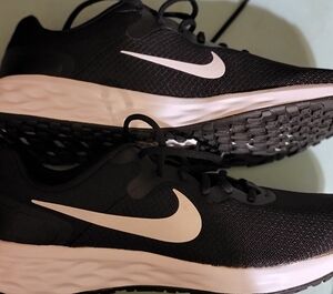 Nike Men's Black Athletic Shoes 10N Ndw In Box White Swoosh Revolution 6